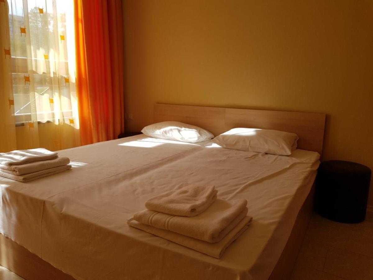 Golden Sands Rentals Apartments Esterno foto