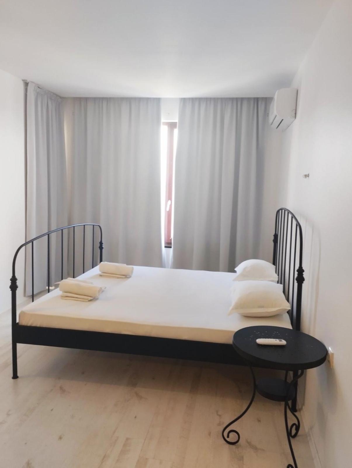 Golden Sands Rentals Apartments Esterno foto