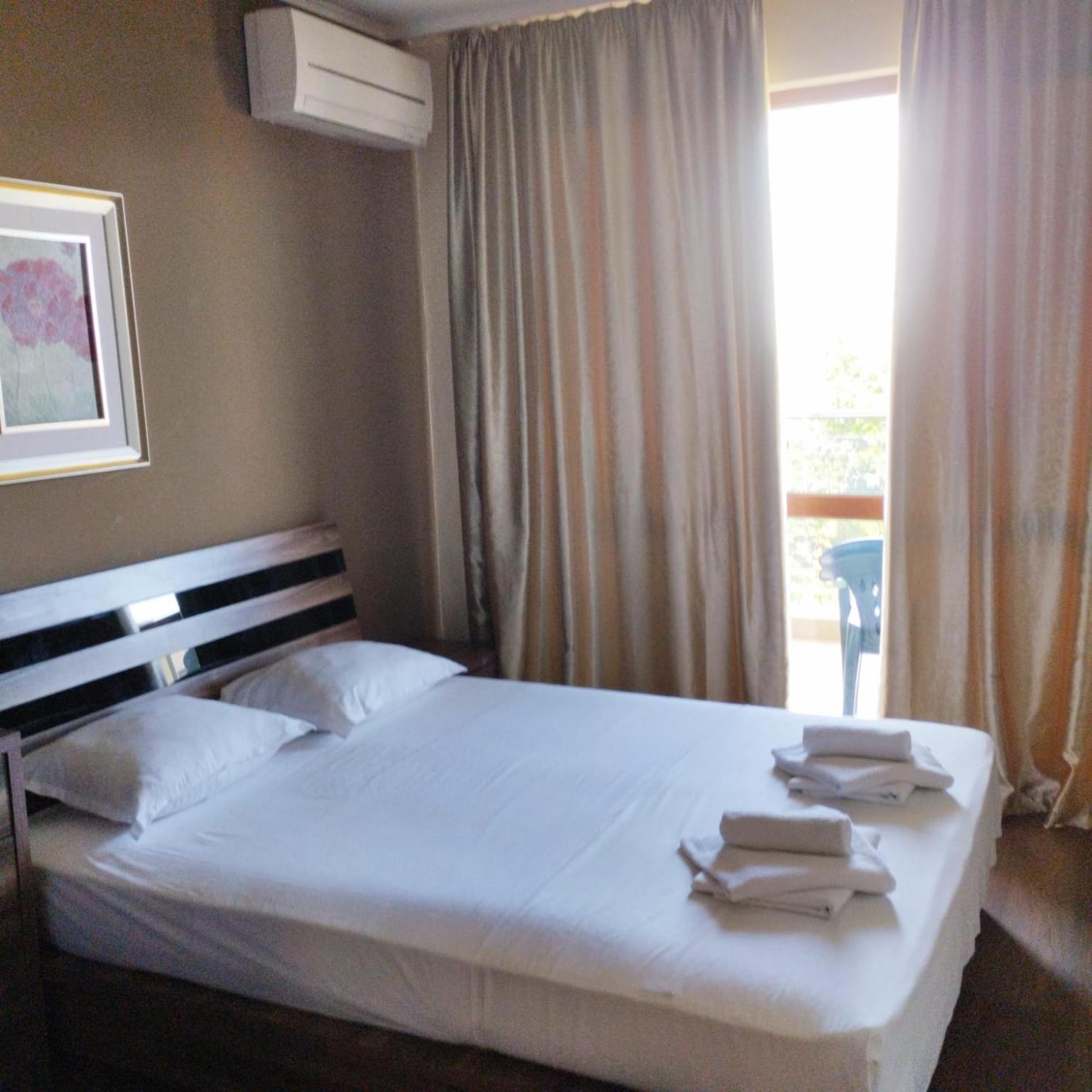 Golden Sands Rentals Apartments Esterno foto