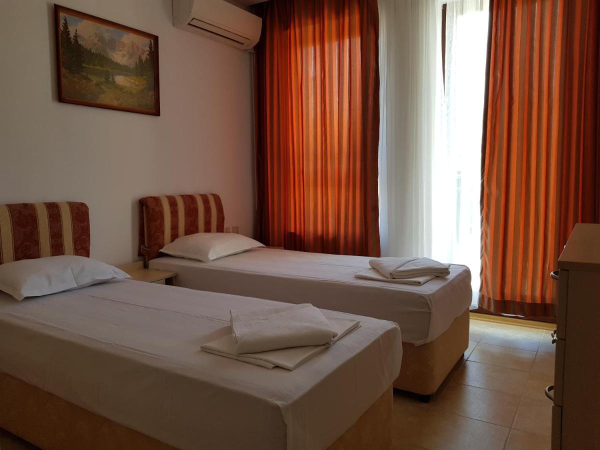 Golden Sands Rentals Apartments Esterno foto
